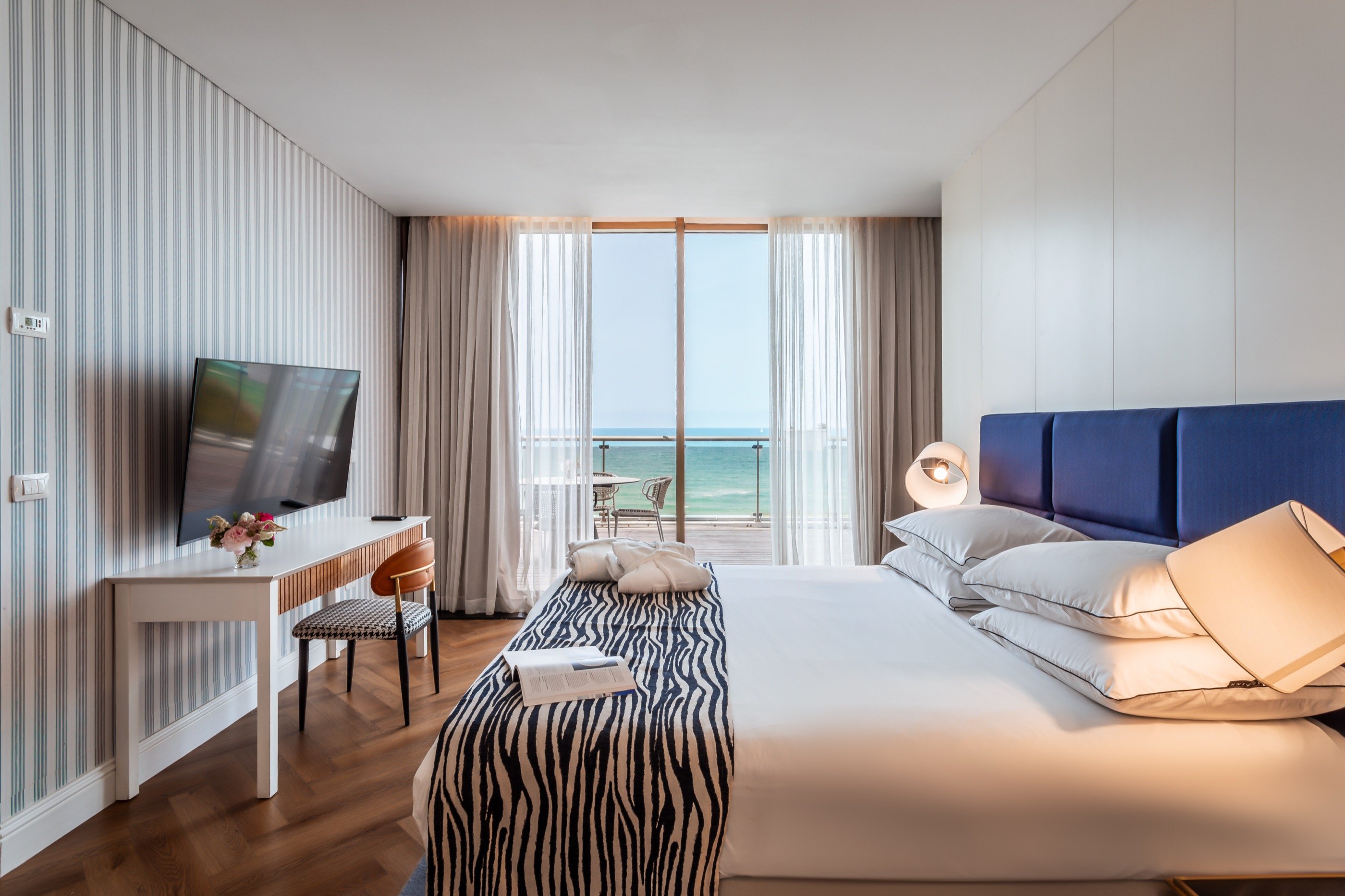 A room that ends in the sea.