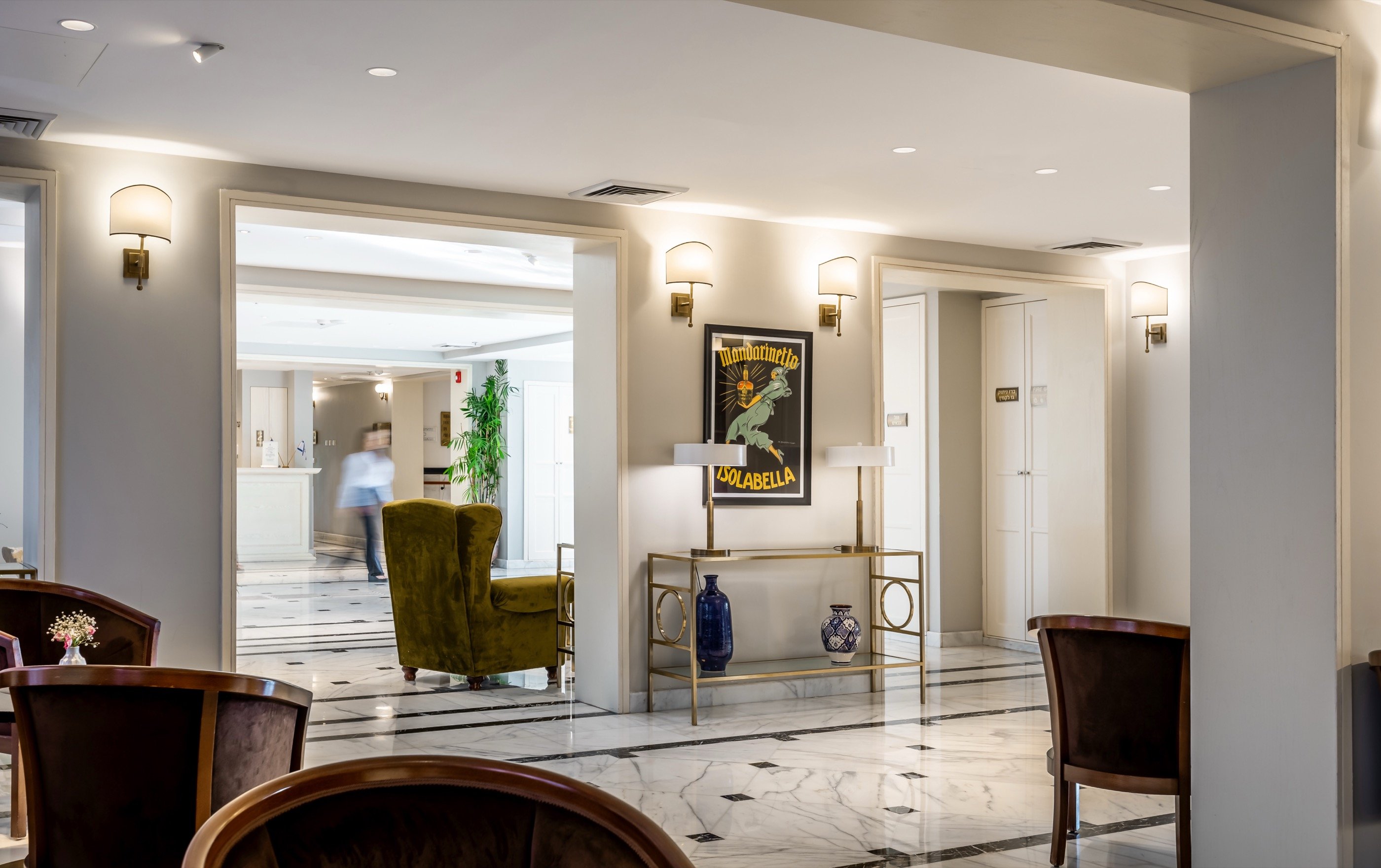 מישהו חולף — הלאונג' במנוחה.