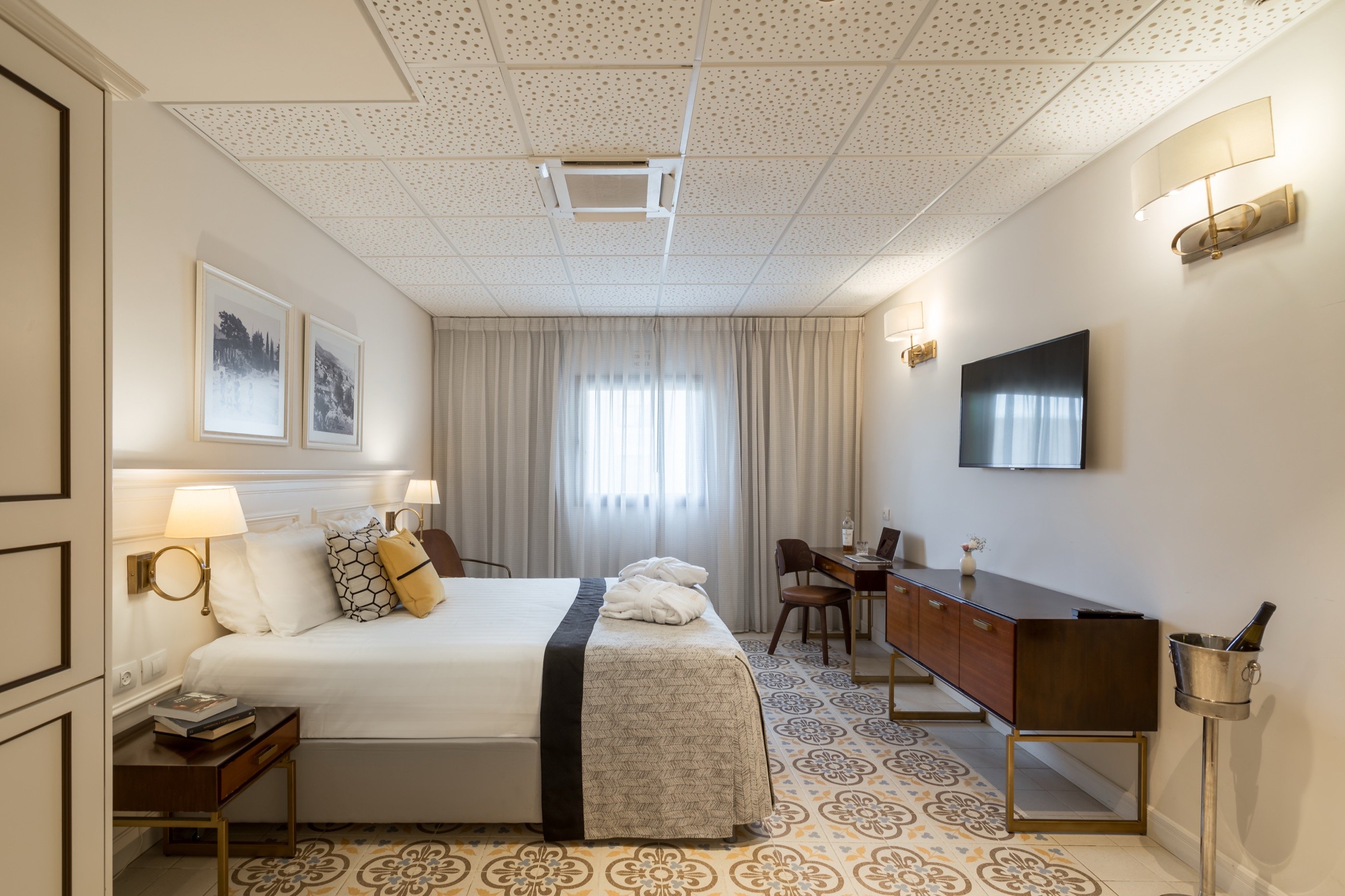 חדר במלואו — הריצוף שומר את זיכרון הבית הישן.