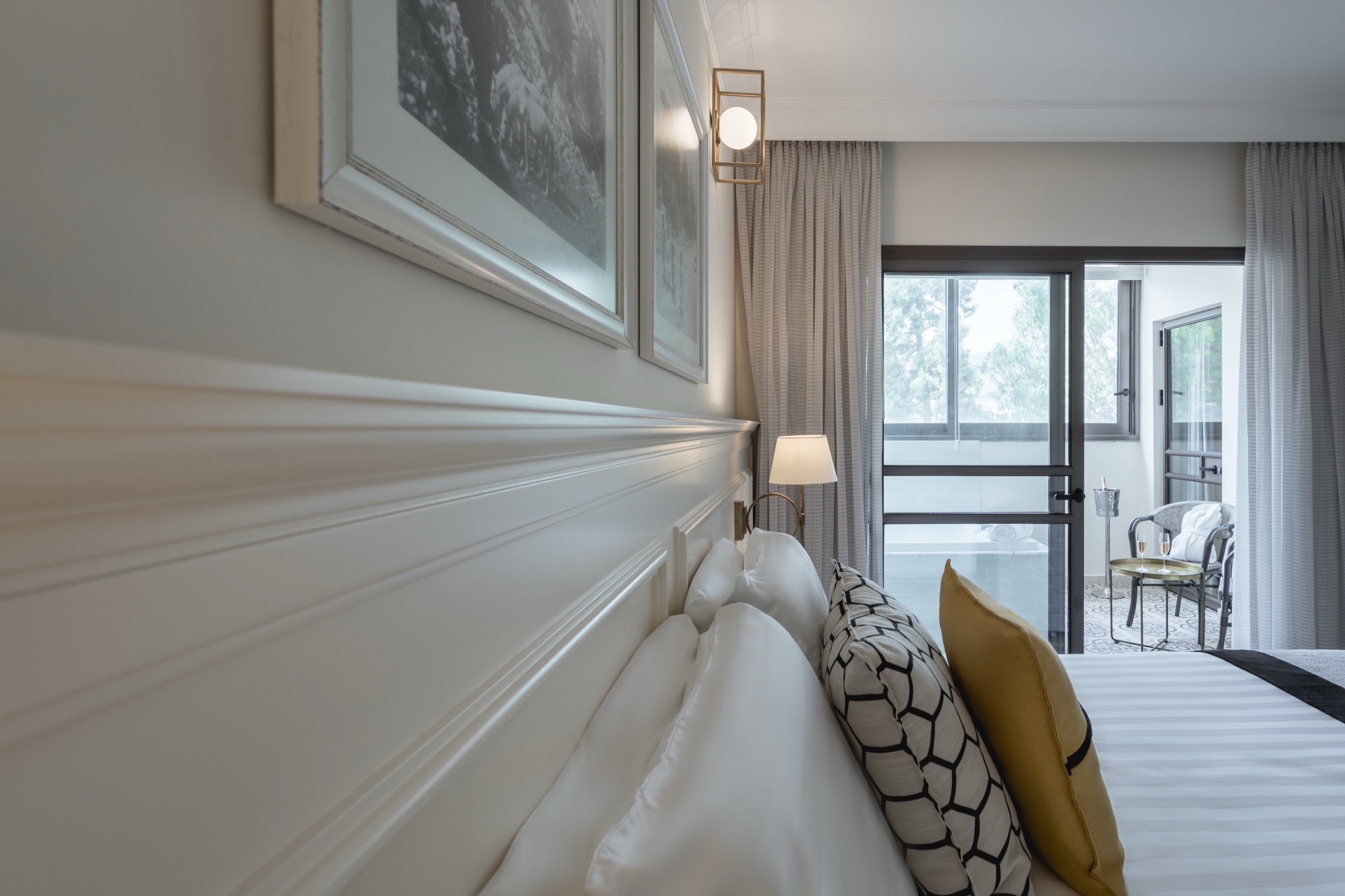 המיטה מובילה למרפסת.