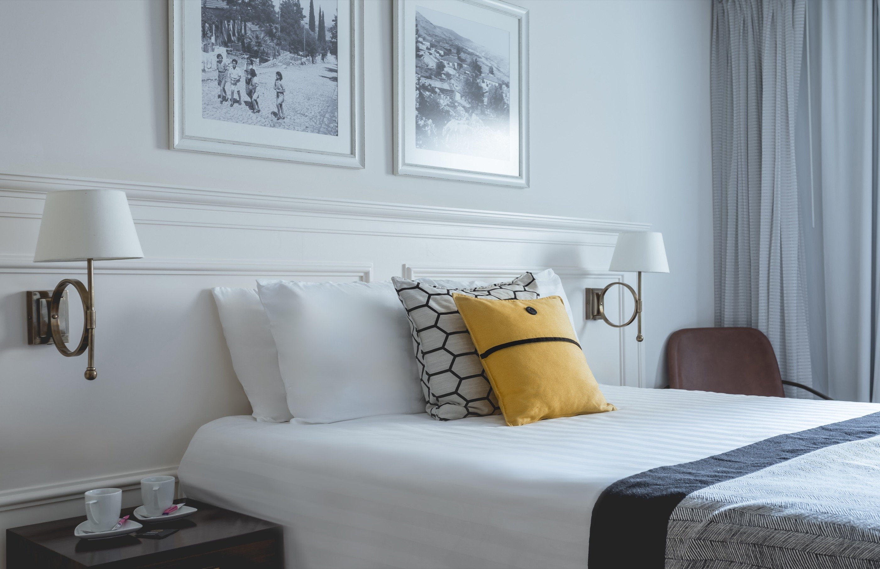 שני הדפסים, כרית צהובה, די.