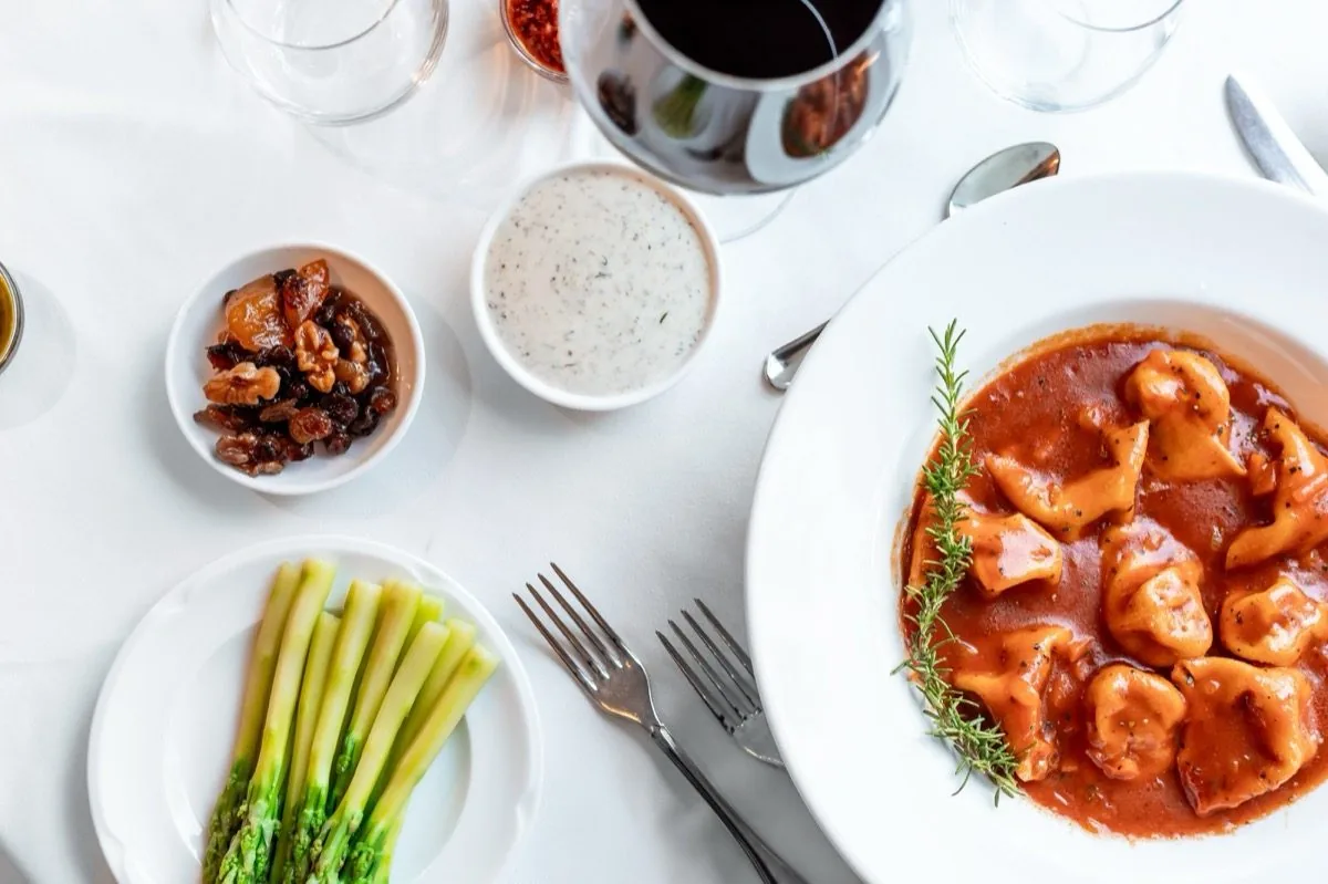Pasta, pour, pause.
