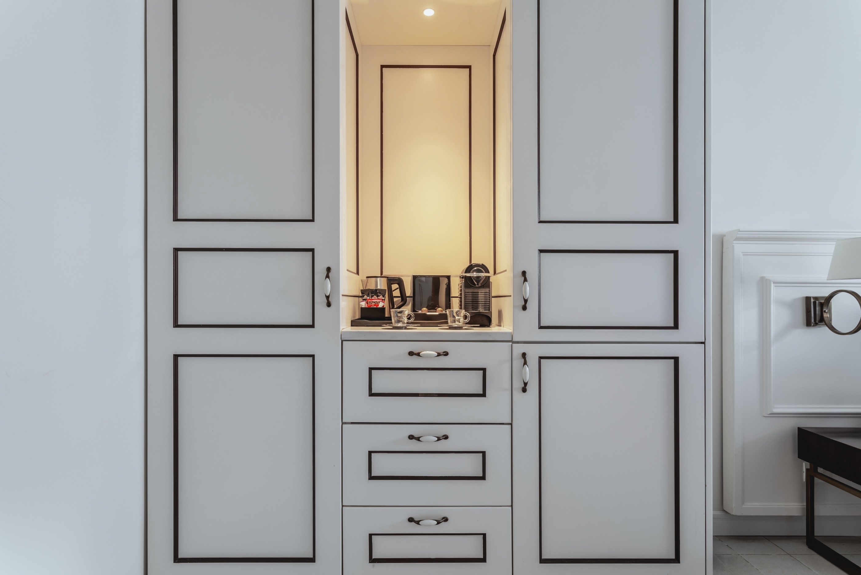 ארון שקט — הדיטייל האחרון של החדר.