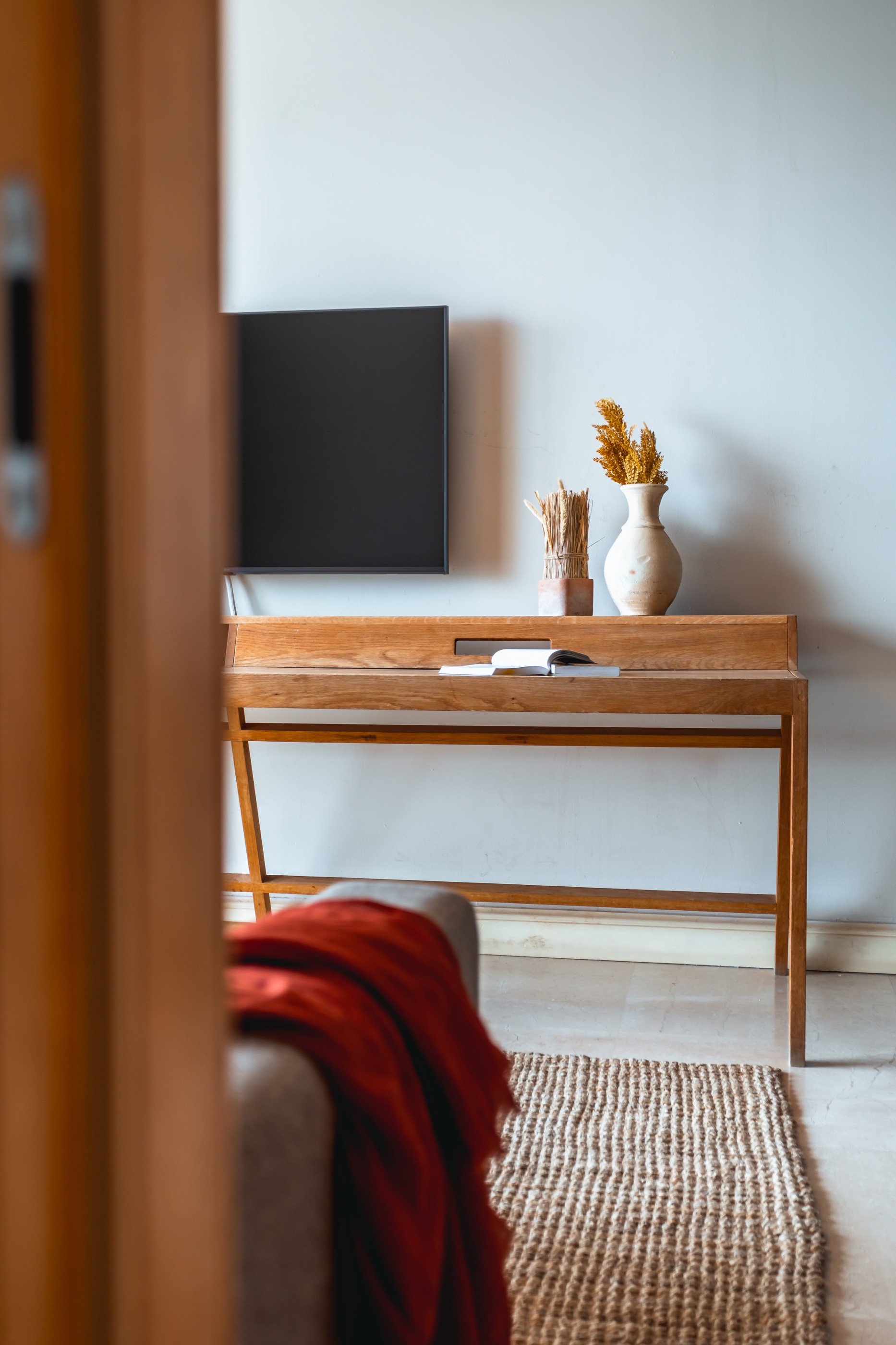 אגרטל עם פרחים יבשים — הדיטייל הסוגר של החדר.