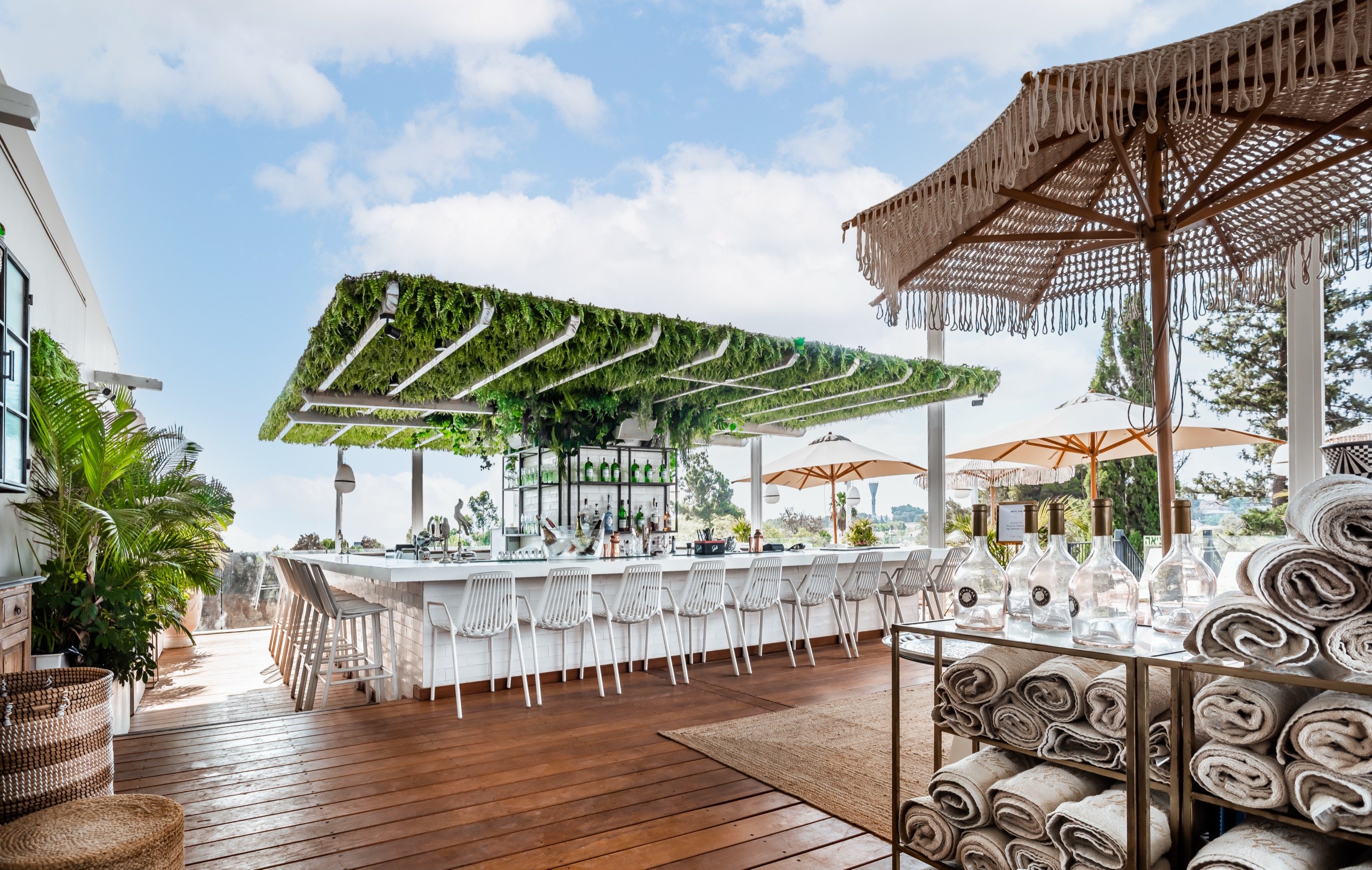 בר הגג, מגבות מגולגלות, שמיים פתוחים.