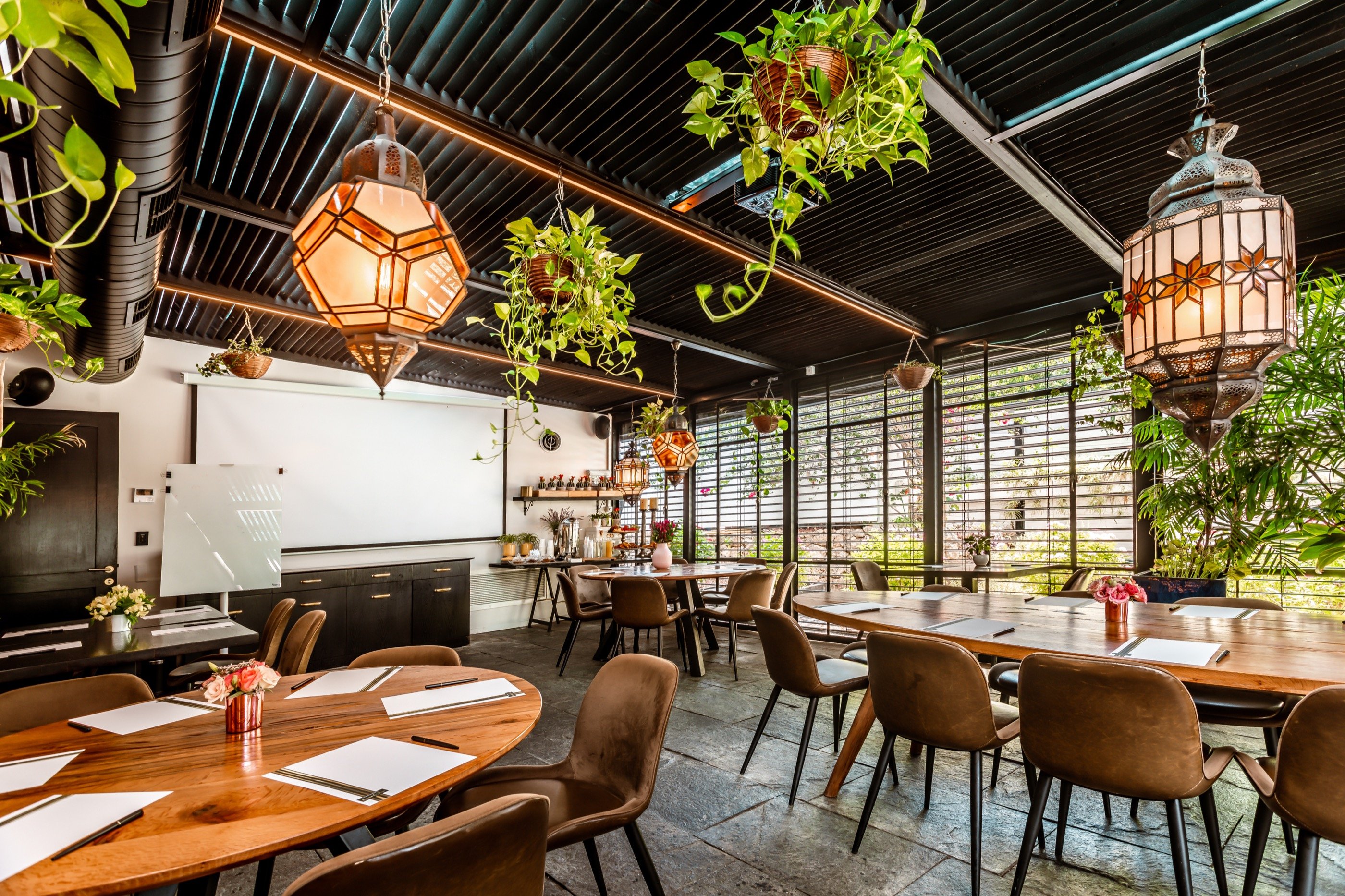 פנסים מעל שולחן הגג.