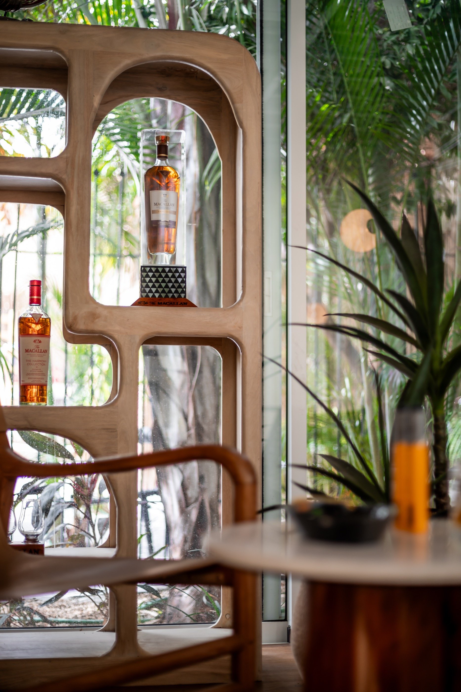 מדף הוויסקי, ממוסגר בעץ.