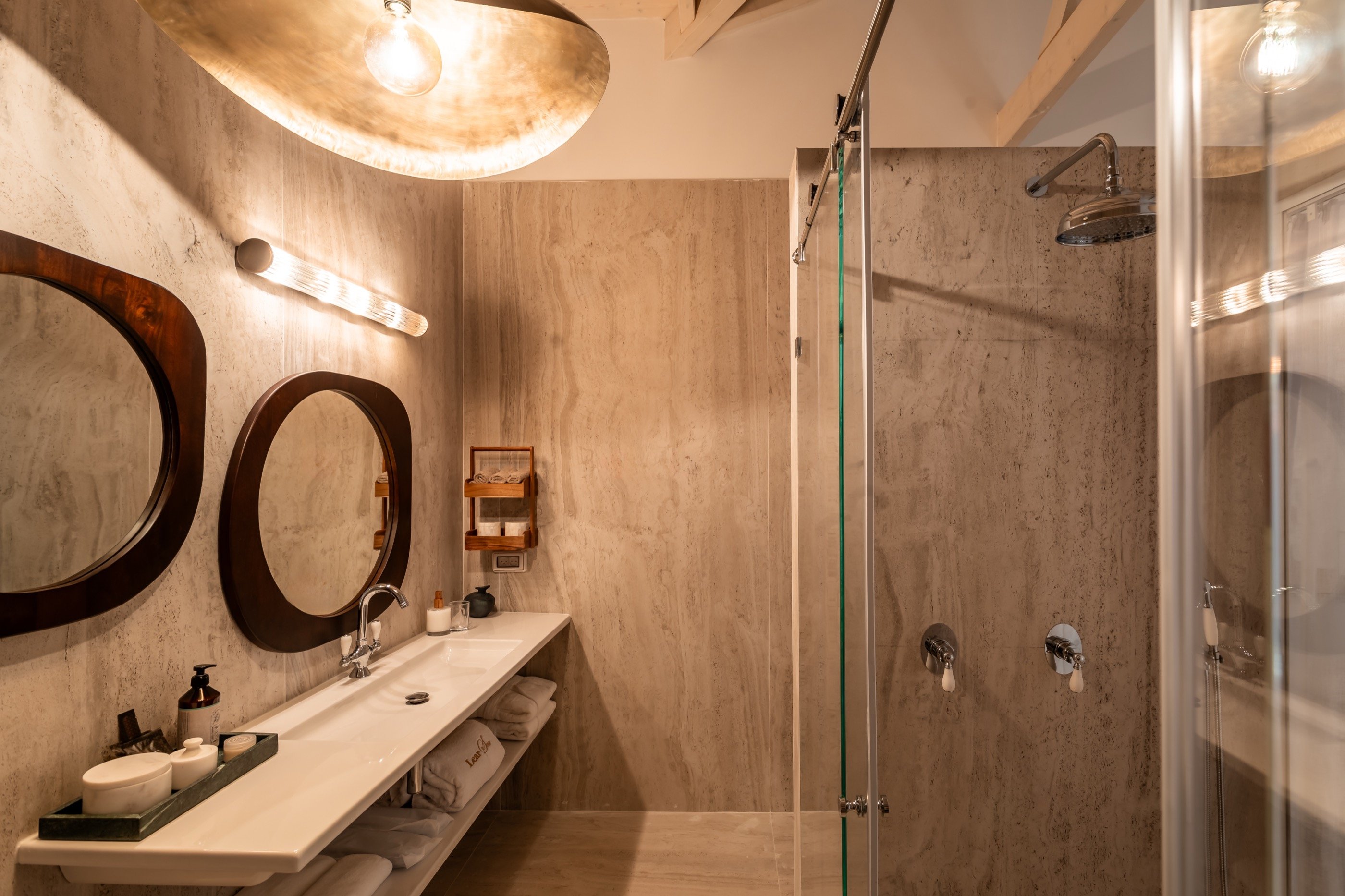 שתי מראות — השיחה השקטה של חדר הרחצה.