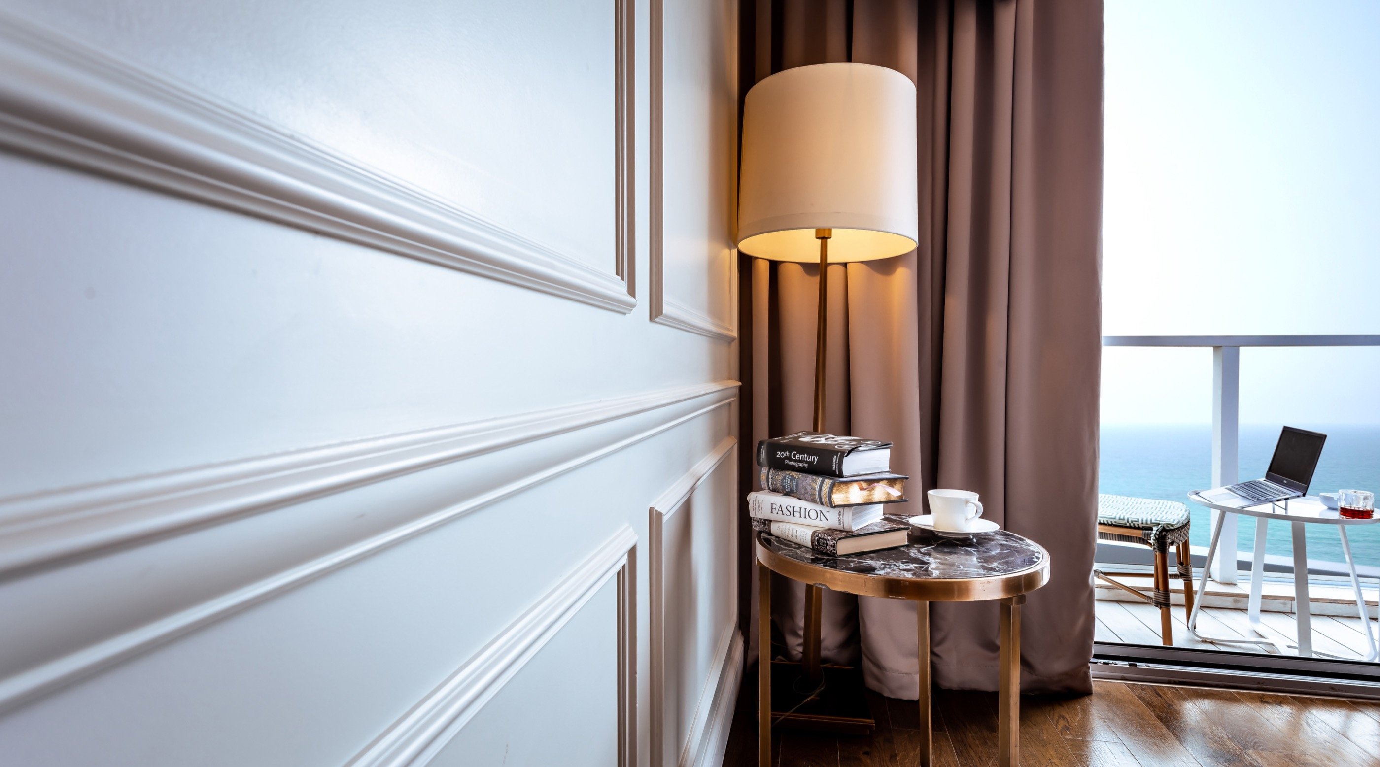 Moldings, a lamp, the sea.