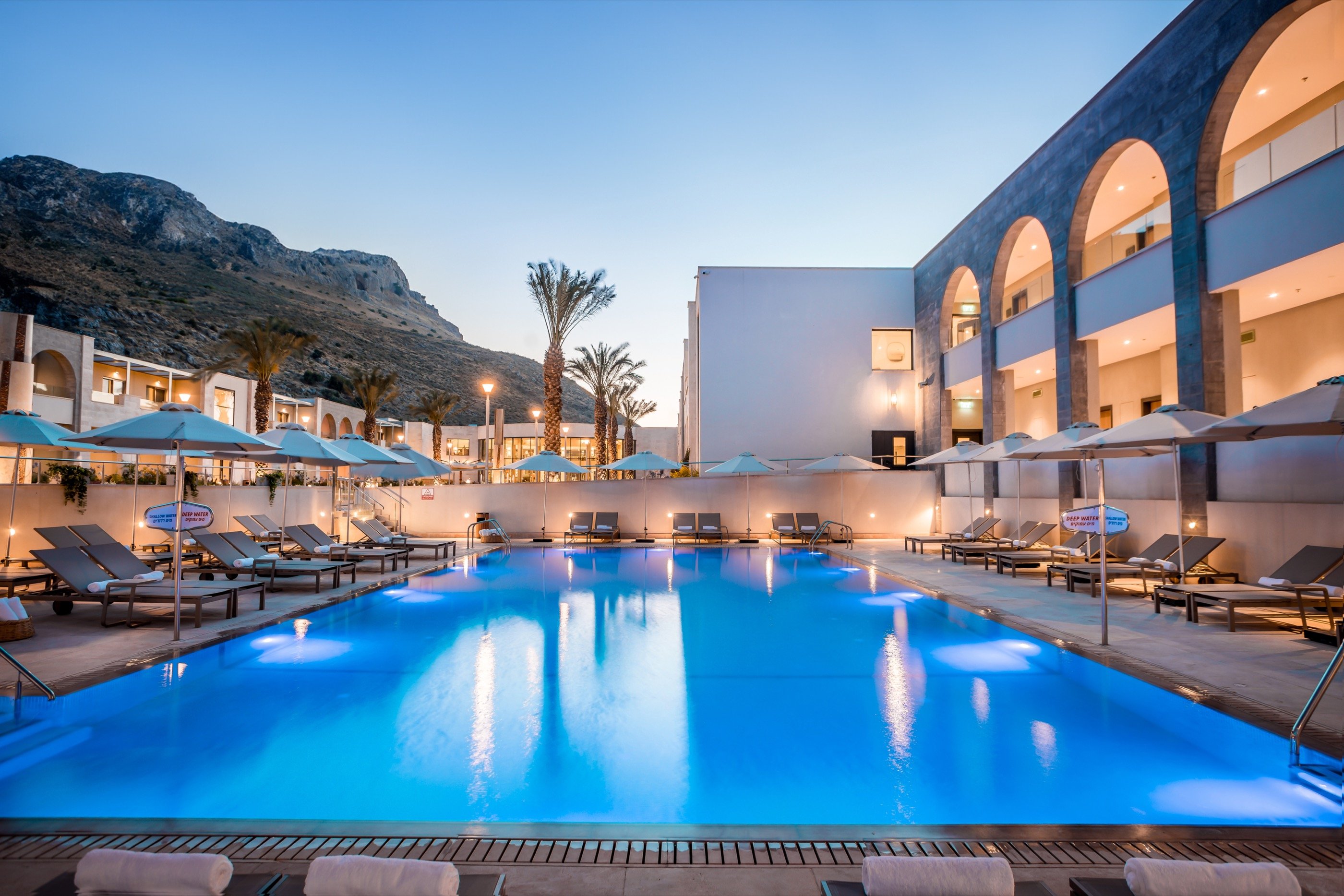 הבריכה שומרת את הכחול האחרון של השמיים.