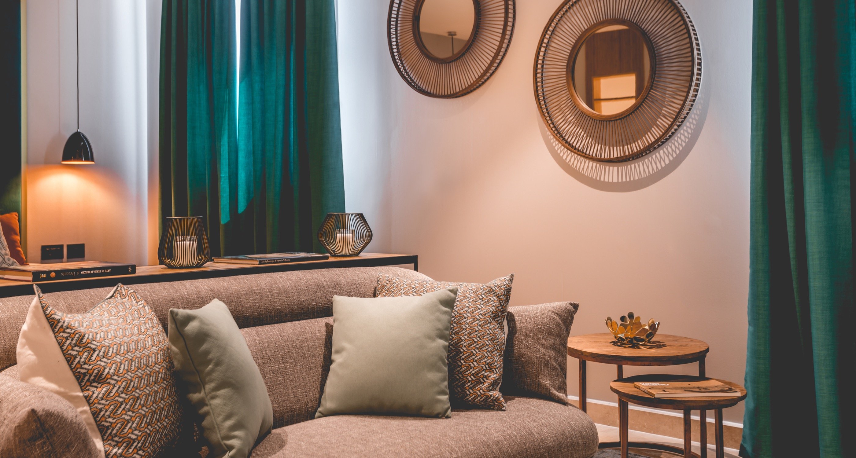 שתי מראות, מנורה, טורקיז.