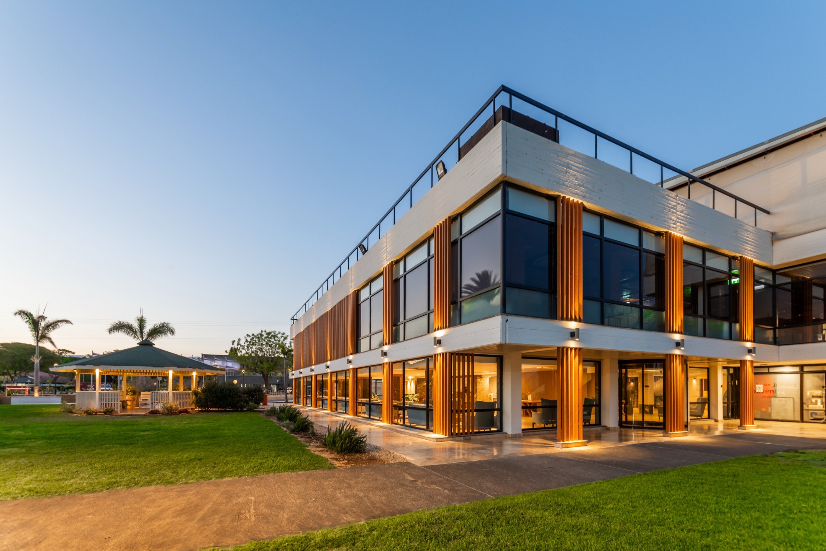 זווית ערב — זכוכית, עץ, שמיים ורודים.