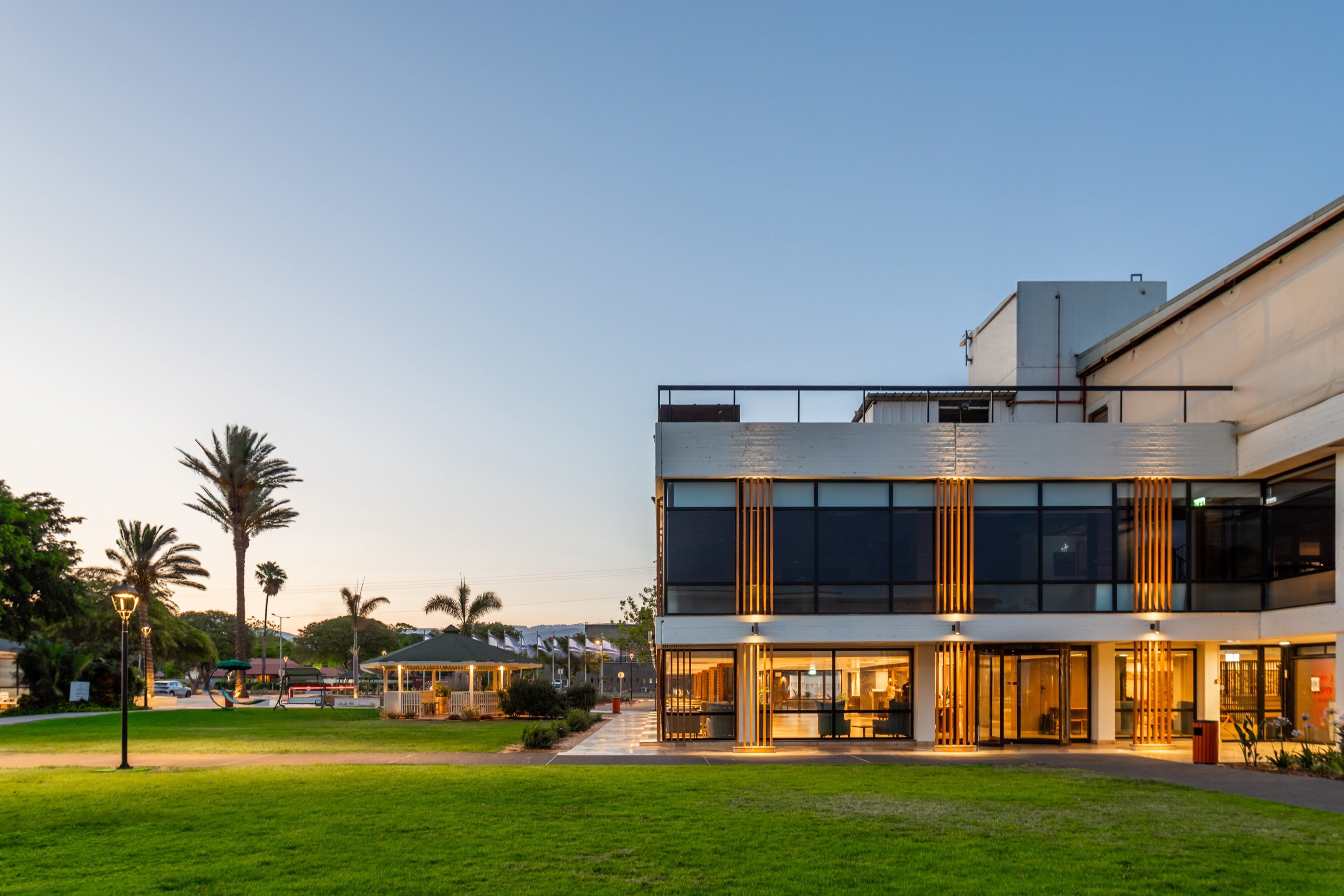 פרגולה מחכה במרחק.